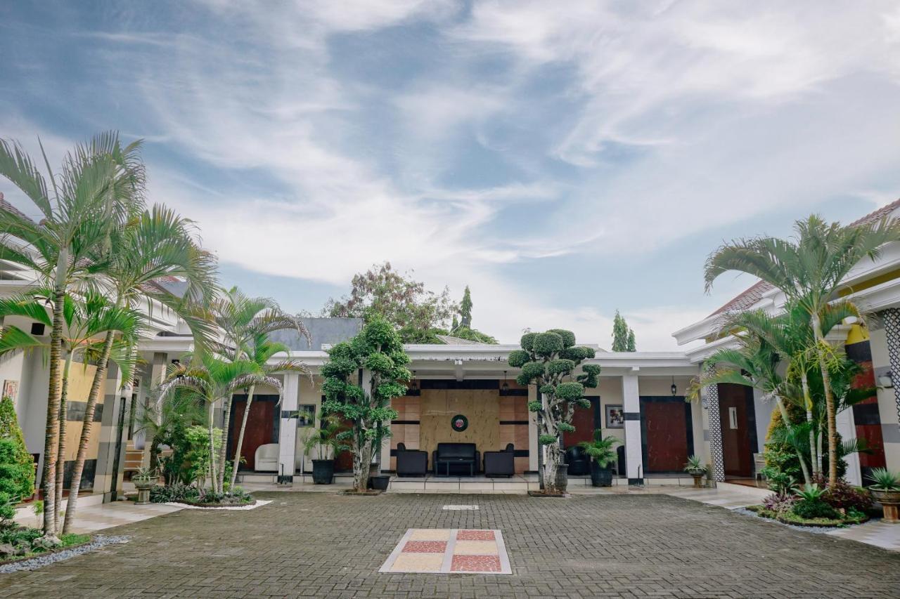 Musdalifah Hotel Sumenep Exteriör bild